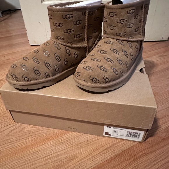 UGG - Picture 2 of 5